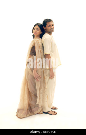 Junge indische Paare tragen Sari Stockfoto