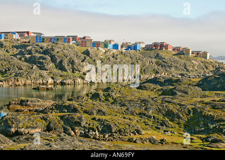 Späten Nachmittag Sonne hebt bunte Häuser von Sisimiut Grönland Stockfoto
