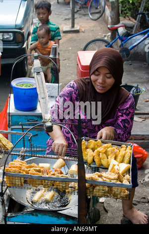 Muslimische Frau Fried Snack Vednor Kota Jakarta Indonesien Stockfoto