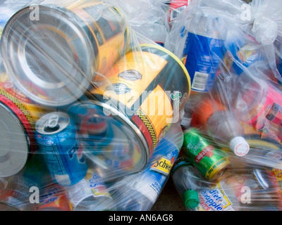 eingesackt wiederverwertbare Dosen und Flaschen links fürs recycling Pick up Stockfoto