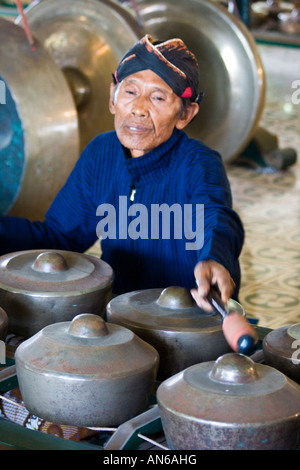 Traditionellen Gamelan Spieler bei den königlichen Palast Yogyakarta Indonesien Stockfoto