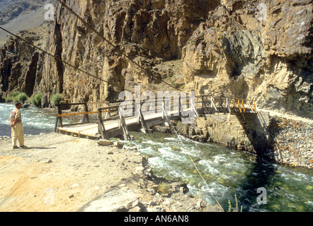 hölzerne Brücke über den Fluss in der Shandur-Pass, Pakistan Stockfoto