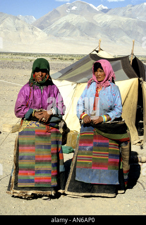 2 nomadische Frauenlager in Westtibet auf ihren Langstrecken Wallfahrt zum Heiligen Berg Kailash Stockfoto