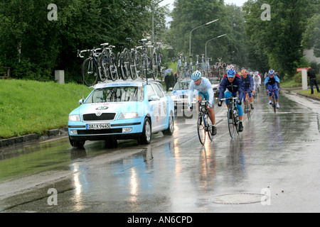 Radfahrer und begleitenden Autos an die professionelle Fahrrad Rennen deutsche Tour 2006 Bad Tölz Bayern Deutschland Stockfoto