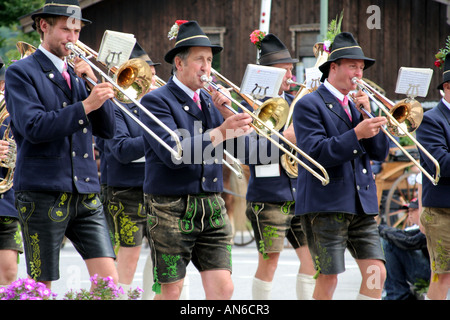 Bayerische Blasmusik auf ein Straße Festival Lenggries Bayern Deutschland Stockfoto