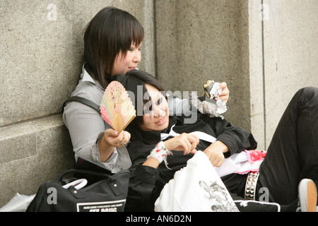 Teenage Mädchen in alternative Streetfashion entspannen in Harajuku Tokio Japan Stockfoto