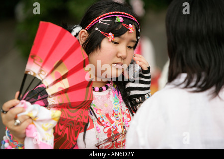 Teenage Mädchen in alternative Streetfashion entspannen in Harajuku Tokio Japan Stockfoto