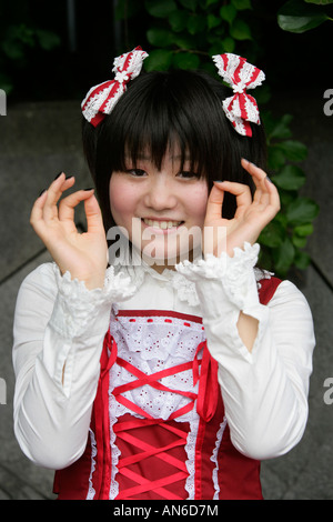 Teenage Mädchen in alternative Streetfashion entspannen in Harajuku Tokio Japan Stockfoto