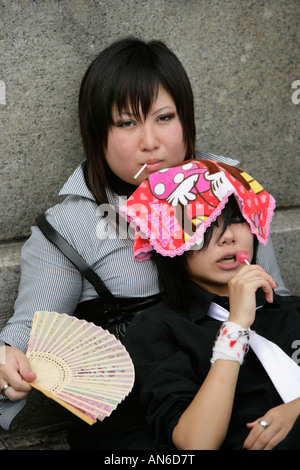 Teenage Mädchen in alternative Streetfashion entspannen in Harajuku Tokio Japan Stockfoto