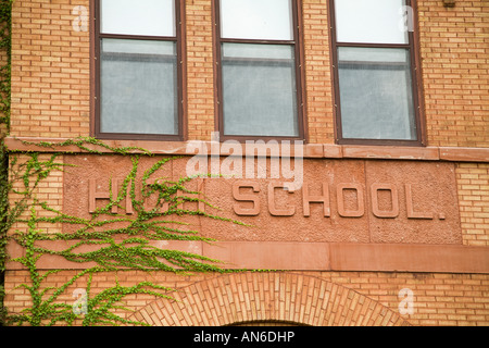 ILLINOIS Galena Worte High School auf Außenseite des Backsteingebäudes Efeu Weinbau auf der Seite und Briefe Stockfoto