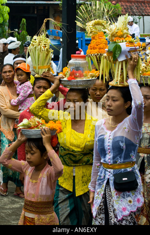Frauen tragen Odalan Angebote Pura Basukian oder Besakih Puseh Jagat Hindu Tempel Bali-Indonesien Stockfoto