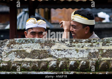 Lächelnde Männer während Odalan Zeremonie in Pura Basukian oder Besakih Puseh Jagat Hindu Tempel Bali-Indonesien Stockfoto