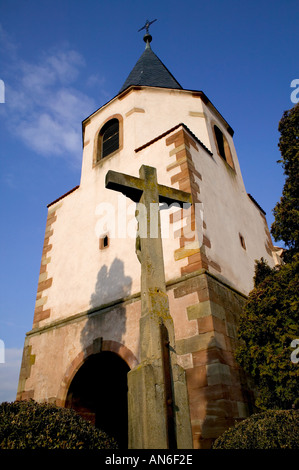 Glockenturm der Kirche Saint-Pierre Frankreich Elsass AVOLSHEIM DOMPETER 11. Jahrhundert und Heilig Kreuz Stockfoto