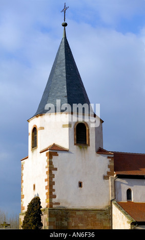 EUROPA FRANKREICH ELSASS AVOLSHEIM DOMPETER KIRCHE SAINT-PIERRE GLOCKENTURM AUS DEM 11. JAHRHUNDERT Stockfoto