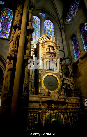 Der Engel Säule oder Urteil Säule und der Astronomischen Uhr, der Kathedrale Notre-Dame, Straßburg, Elsass, Frankreich, Europa Stockfoto