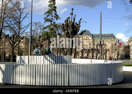 Aby Warburg Spirale Sitzbank von Bert Theis 2002, Sous Gebäude im Hintergrund, Place de la République, Straßburg, Elsass, Frankreich, Europa, Stockfoto