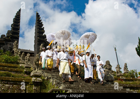 Odalan Prozession Pura Basukian oder Besakih Puseh Jagat Hindu Tempel Bali-Indonesien Stockfoto