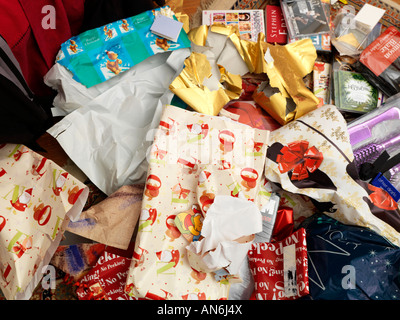 Zeit nach Weihnachten Morgen Geschenke und Geschenkpapier Stockfoto