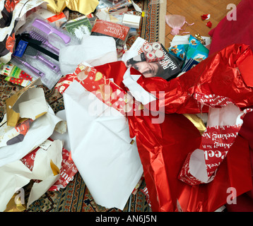 Zeit nach Weihnachten Morgen Geschenke und Geschenkpapier Stockfoto