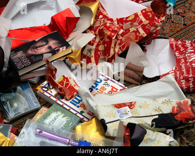 Zeit nach Weihnachten Morgen Geschenke und Geschenkpapier Stockfoto