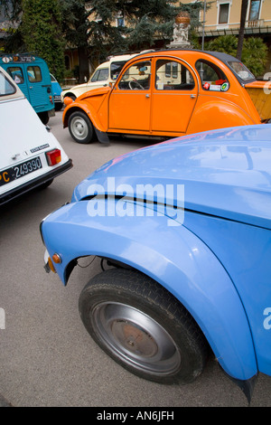 Arco, Trentino-Alto Adige, Italien. Bunte Autos geparkt in Reihen auf einen Citroën 2CV Kundgebung. Stockfoto