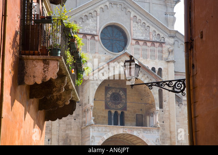 Verona, Veneto, Italien. Blick vom engen Straße auf die imposante Westfassade des Doms. Stockfoto