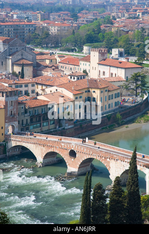 Verona, Veneto, Italien. Blick von Terrasse des Castel San Pietro, die Ponte Pietra überspannt den Fluss Adige. Stockfoto