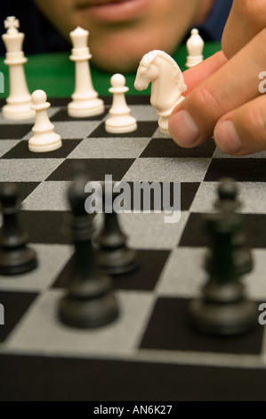 Extreme Nahaufnahme von ein Mann spielt Schach Stockfoto