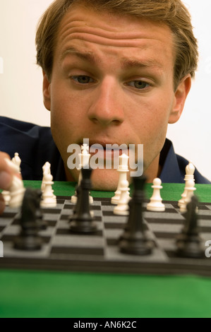 Extreme Nahaufnahme von ein Mann spielt Schach Stockfoto