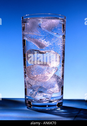 Glas Wasser mit Eiswürfeln. Stockfoto