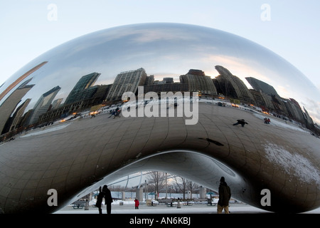 Chicago Illinois USA Cloud Gate AKA The Bean im Millennium Park, entworfen von Anish Kapoor und engagierten im Mai 2006 Stockfoto