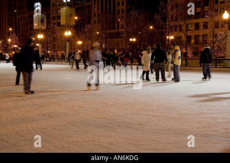 Chicago Illinois USA Eislaufen im Millennium Park Downtown Chicago Dezember 2006 Nachtaufnahme Stockfoto