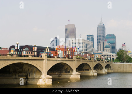 INDIANA-Indianapolis-Fußgänger-Hängebrücke über die Skyline der Stadt White River Bögen NCAA Hall of Champions und Kapitol Stockfoto