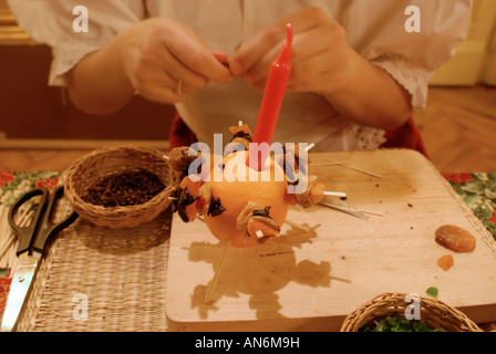 Frau, die Vorbereitung der traditionellen Weihnachtsschmuck aus Tschechien Stockfoto