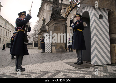 Die Burgwächter stehen während des Wachwechselprozesses am Haupteingang der Prager Burg in der Tschechischen republik fest Stockfoto