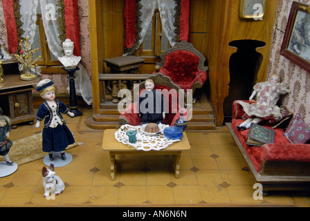Vintage Puppe Haus Ausstellung im Spielzeugmuseum in Prag Tschechische Republik Stockfoto