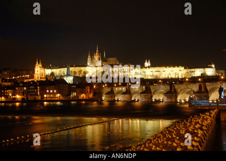 Blick auf die Prager Burg und die Karlsbrücke über die Moldau, beleuchtet in night.in Prag, Tschechische Republik, Stockfoto
