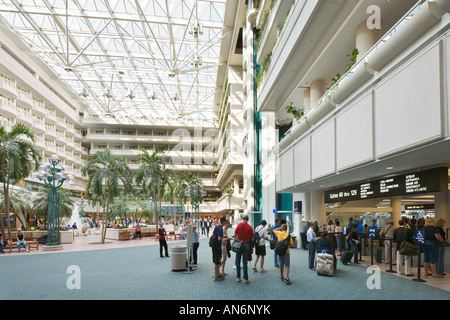 Haupthalle, Eingang zur Sicherheitskontrolle und Hyatt Hotel, Flughafen, Orlando, Florida, USA Stockfoto