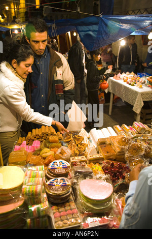 Guanajuato Mexiko Straßenverkäufer Verkauf von Speisen und Süßigkeiten bei Nacht junges Paar einkaufen beleuchtet Gastronomiestände Tag der Toten Stockfoto