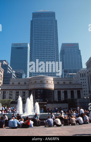 Cabot Square Wasserfontänen Canary wharf London Kanada Viereckturm Block Sommer Stockfoto