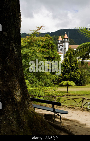 Bank mit Blick auf der Kirche in Furnas Villageon der portugiesischen Insel Sao Miguel auf den Azoren Stockfoto