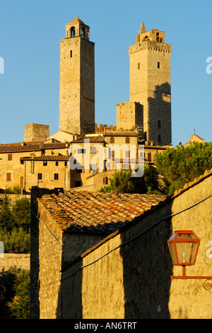 Mittelalterlichen Wohnungen unter Türme von San Gimignano eingebettet Stockfoto
