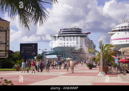 Passagiere von Bord gehen vom Kreuzfahrtschiff Carnival Miracle bei der St. Maarten Hafen für Kreuzfahrtschiffe Stockfoto