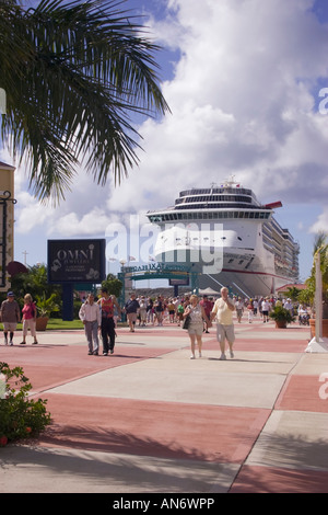 Passagiere von Bord gehen vom Kreuzfahrtschiff Carnival Miracle bei der St. Maarten Hafen für Kreuzfahrtschiffe Stockfoto