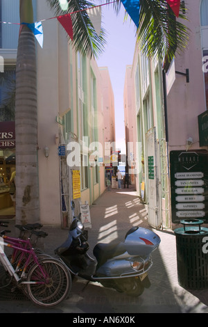 Gasse verbindet First Street in Philipsburg, St. Maarten/St. Martin zum Strand und Wasser von Great Bay Stockfoto