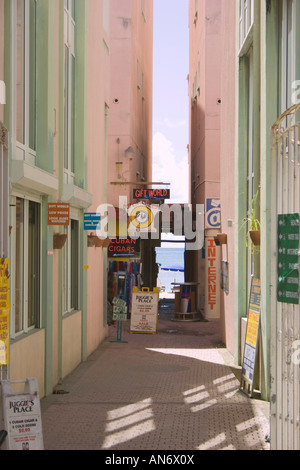 Gasse mit Geschäften verbinden First Street in Philipsburg, St. Maarten/St. Martin zum Strand und Wasser von Great Bay Stockfoto