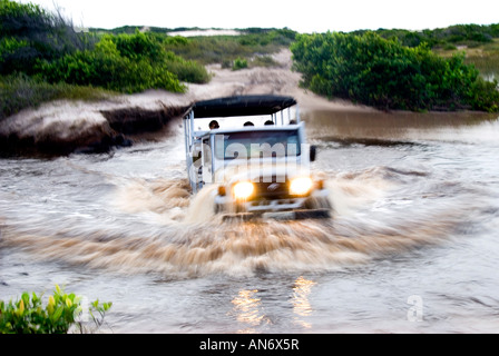 Jeep auf nasser Fahrbahn, Maranhao, Brasilien Stockfoto