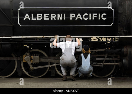 Ingenieure prüfen Alberni Pacific Dampflok vor einem touristischen Ausflug, Port Alberni, British Columbia, Kanada Stockfoto