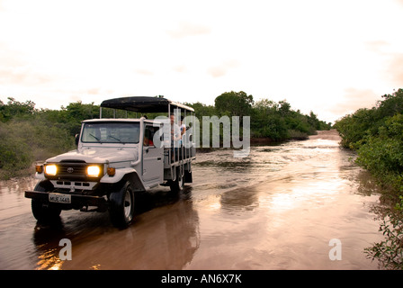 Jeep auf nasser Fahrbahn, Maranhao, Brasilien Stockfoto