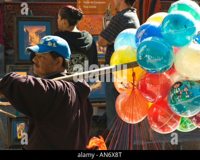 Mexiko Guanajuato männlichen Straßenhändler Haufen Luftballons auf Stick über die Schulter zu tragen Stockfoto